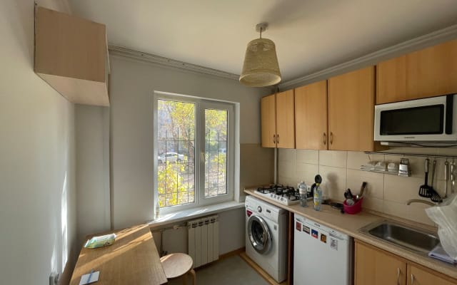 Cosy & modernist flat, rented by queer & English-speaking owner