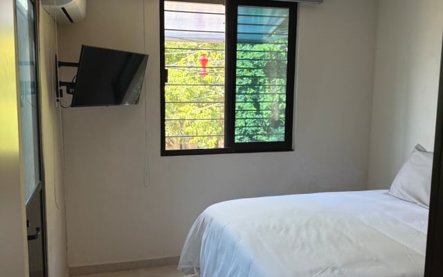 Nacktes Zimmer #2 in einem neuen, gemütlichen Haus.