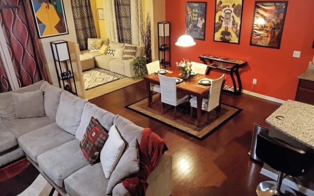 Habitación privada en una atrevida casa inspirada en el arte en NE...