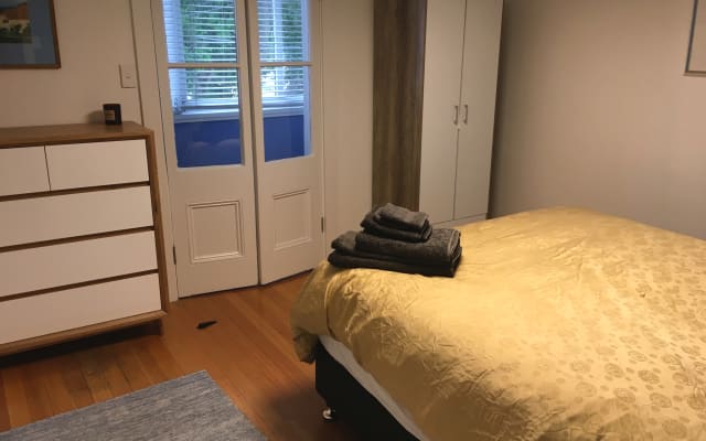 Camera da letto confortevole e luminosa con balcone privato recintato