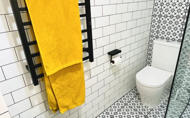 Camera da letto confortevole e luminosa con balcone privato recintato