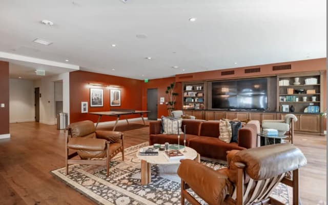 Large King Bedroom +pvt Bathroom in amazing Hollywood Flat