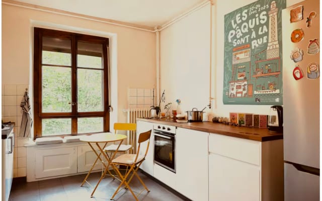 Chambre confortable dans un appartement partagé, au bord du lac de Genè