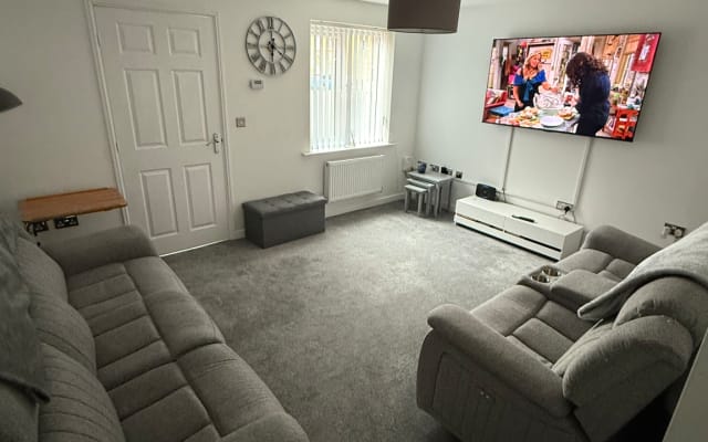 Single Bedroom/house, in lovely modern house.