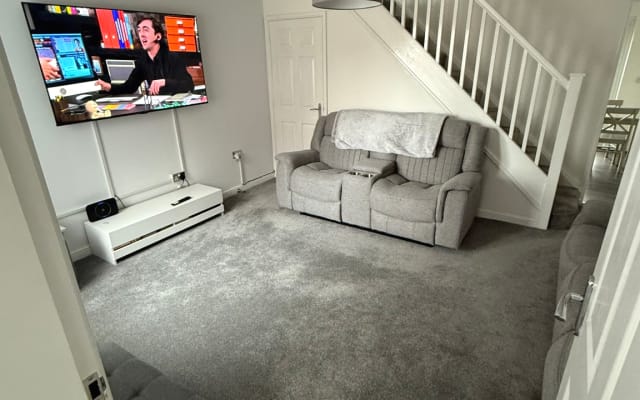 Single Bedroom/house, in lovely modern house.