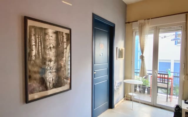 Anúncio de Aris em misterb&b - living room balcony and artworks