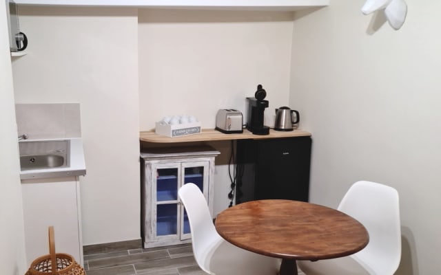 L'annuncio di Bertrand su misterb&b - espace cuisine, réfrigérateur, evier, micro ondes, cafetiere, bouilloire, senseo