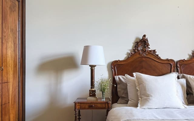 La Regina Suite avec lit king-size, draps fins, vue sur le jardin...