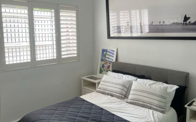 Una camera da letto con bagno privato in un appartamento occupato da...