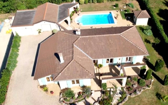 Tres beau T3 dans villa atypique piscine 12x6 m