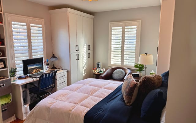 KICK BACK, RELAX, RECHARGE: Ultra-Comfy Queen Bed in the Cozy Cape Cod