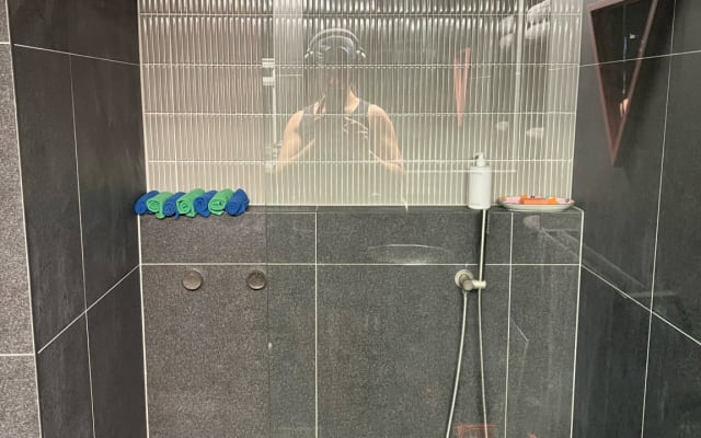 Annonce de Luke sur misterb&b - Double-size Shower 🫦