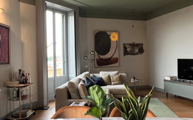 Room with Private Bathroom - Top floor, 15min from downtown.