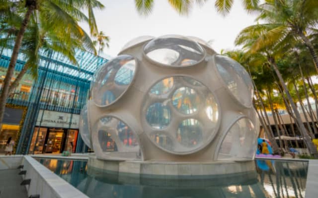 Carlos's listing on misterb&b - Design district, where you can see the most variety of luxury boutiques and best street art and sculptures mixed 20 minutes or less