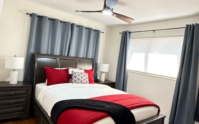 Beautiful room with shared spaces and heated pool in Wilton Manors