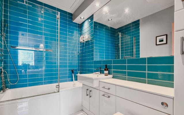 Islington en-suite King room with secure parking