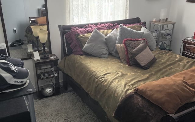 Modern home,  ideally located near lake & transportation hubs