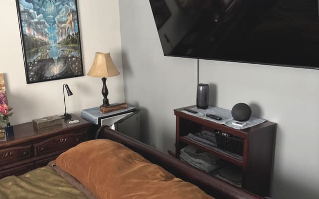 Modern home,  ideally located near lake & transportation hubs