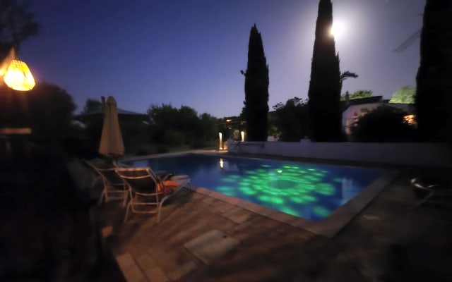 Andrees Inserat auf misterb&b - Pool hat im Sommer so 27 Grad .. im Gegensatz zu ******** könnt ihr den Pool und Whirlpool auch nachts nutzen