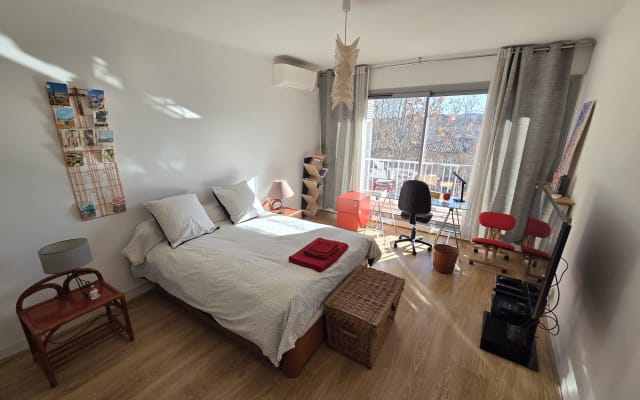 Habitación luminosa + zonas comunes - anfitrión discreto, en el corazón