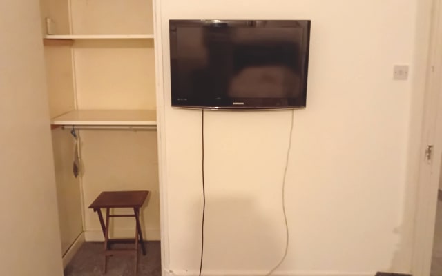 Lovely Room in East London close to many transportation to central!