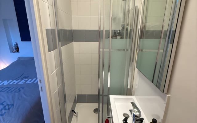Annonce de Eddy Et Ludovic sur misterb&b - La salle d’eau 🚿 de notre chambre d’amis 