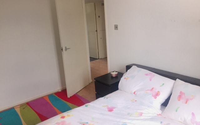 Bright and Spacious Bedroom near Central London and Tube