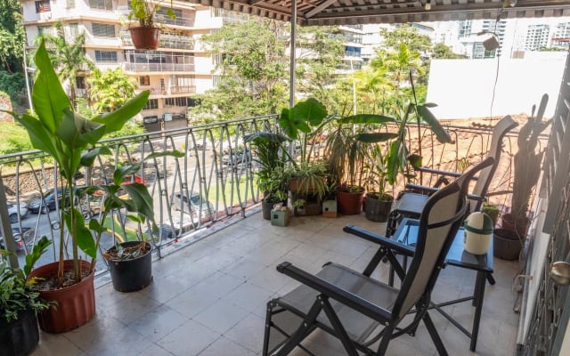 Anúncio de Hernan em misterb&b - Big balcony with view over greenery