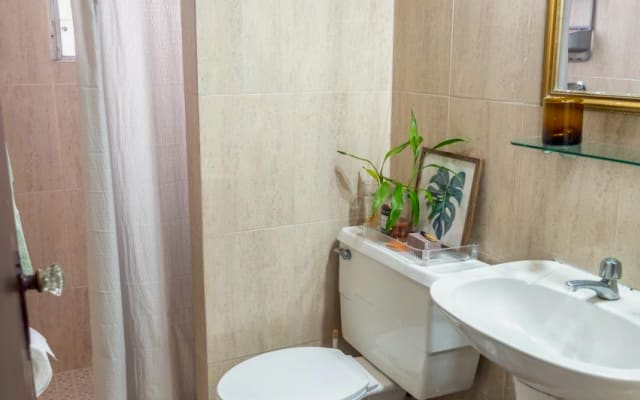 Anúncio de Hernan em misterb&b - Private bathroom outside bedroom 