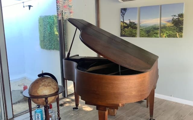 Finca de mediados de siglo con piscina y jacuzzi