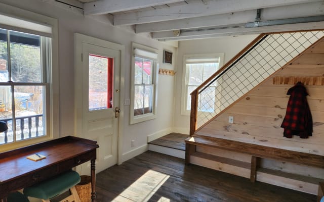 2-bedroom cottage close to skiing with gas fireplace