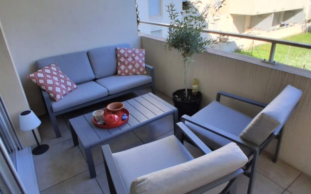 Gesicherte Wohnung von 40 m2 mit Parkplatz im Inneren.