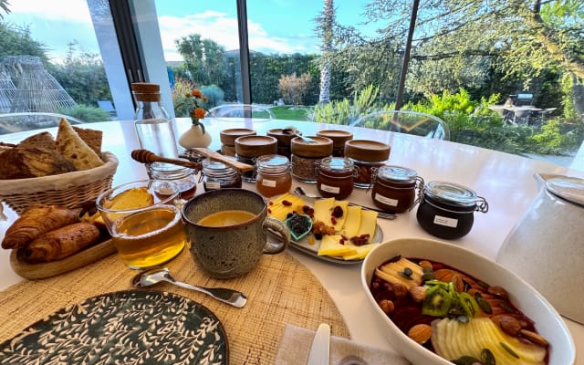 Pascal et Jerome's listing on misterb&b - Petit déjeuner gourmand - Villa Balāo