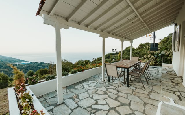 Bella casa nella foresta con privacy.