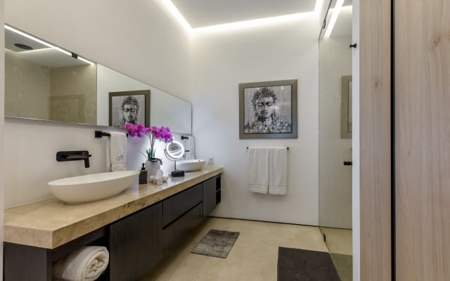Dereks Inserat auf misterb&b - Master suite bath with marble floors, counters, massive rain shower double sink and plenty of closet space and safe.