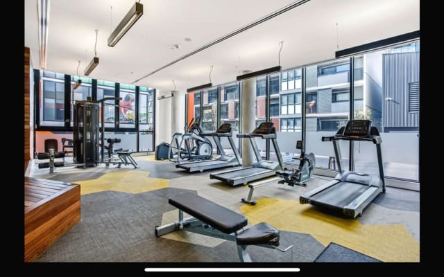 Apartamento com piscina e ginásio perto do CBD