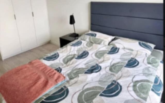 Cama King e casa de banho própria. Se precisar de todo o apartamento...