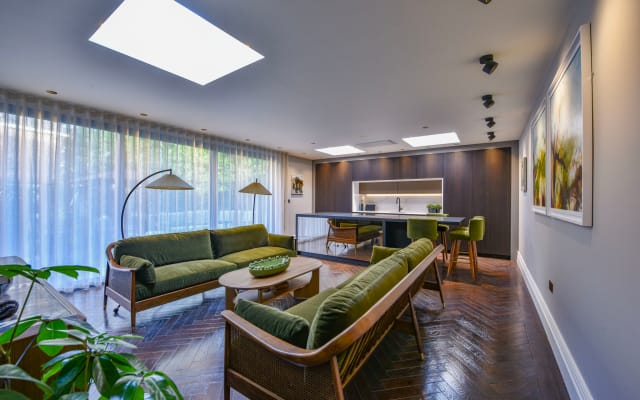 James's listing on misterb&b - Living / kitchen with privacy voiles 