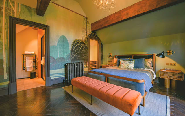 James's listing on misterb&b - Master bedroom with access to walk in wardrobe and ensuite