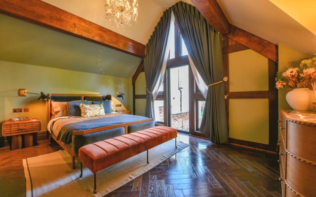 James's listing on misterb&b - Master bedroom with garden views 