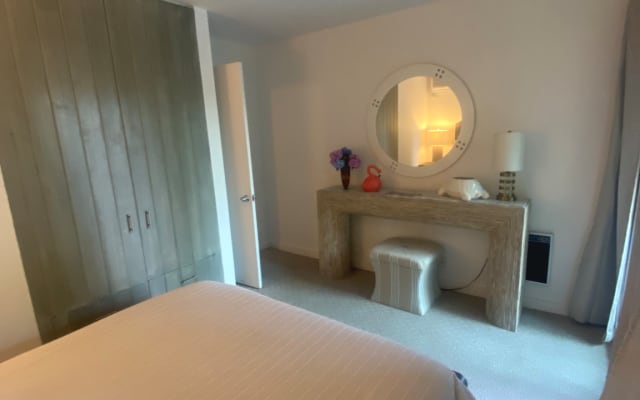 Anúncio de James em misterb&b - Pool side room lots of closet and draw space 