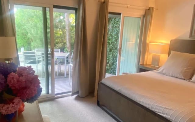 Anúncio de James em misterb&b - Poolside bedroom with indoor and private outdoor entrance.