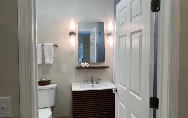 Anuncio de Gregg en misterb&b - Baño desde la cocina