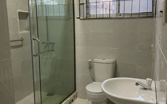 Ultimate Studio Apt, en el corazón de Abeokuta Baño y cocina...