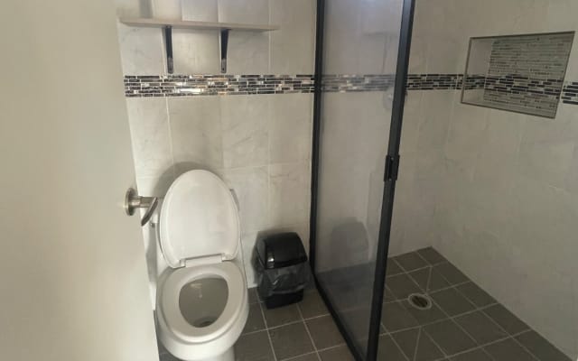 Amplia habitación iluminada