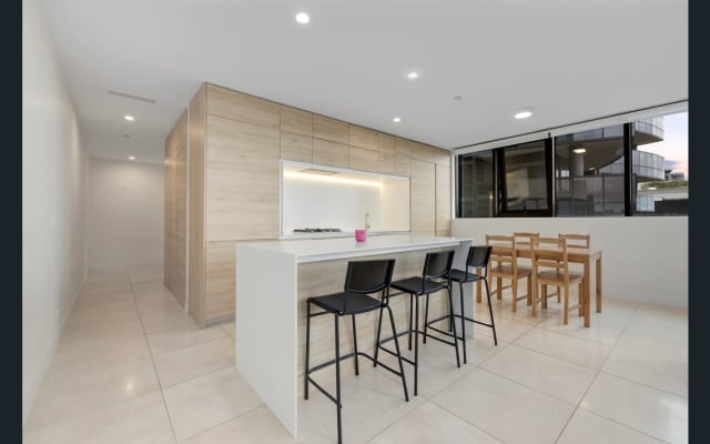 Exceptional 3-Bedroom in the Prestigious Queens Domain - Picture 7