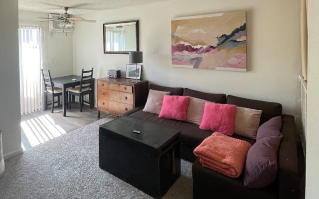 Beautiful, compact and extremely well located apartment.