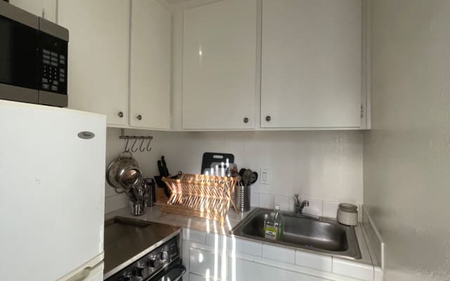 Beautiful, compact and extremely well located apartment.
