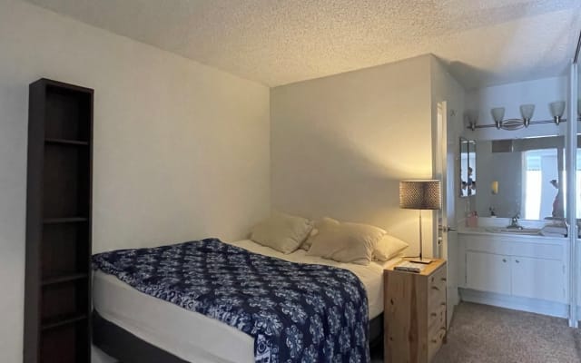 Beautiful, compact and extremely well located apartment.