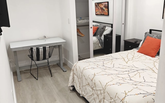 Moderne Privatsuite mit Küche, Spa-Bad und AC